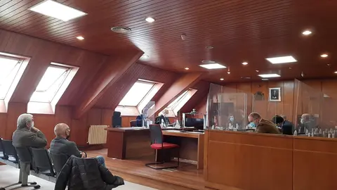 El exalcalde de Noja Jes&uacute;s D&iacute;az en el juicio contra &eacute;l por el caso 'Nocanor' junto al tambi&eacute;n imputado secretario municipal del Ayuntamiento