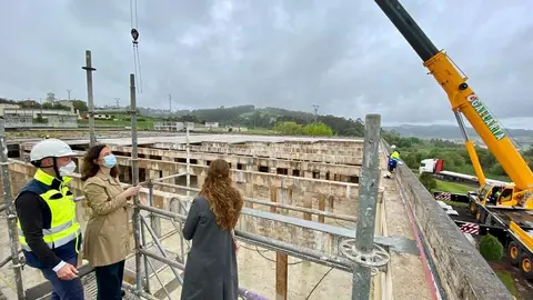 La concejala de Medio Ambiente de Santander, Margarita Rojo, asiste al inicio de las obras de la nueva cubierta del dep&oacute;sito de la potabilizadora de la ciudad