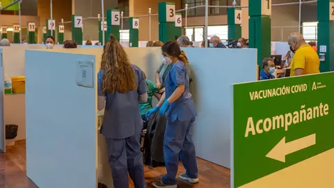 Una persona recibe la primera dosis de la vacuna contra el Covid-19, a 28 de abril de 2021, en el Estadio de la Cartuja, en Sevilla, (Espa&ntilde;a)