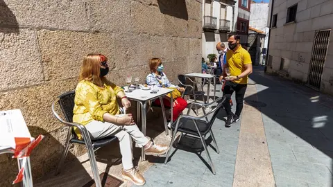 Dos mujeres en una terraza en el municipio de O Grove durante el primer fin de semana de apertura del cierre perimetral y la hosteler&iacute;a, a 2 de mayo de 2021, en Pontevedra, Galicia (Espa&ntilde;a). O Grove abandon&oacute; el nivel m&aacute;ximo de restricciones el pasado vier