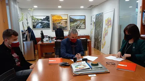 El alcalde de Santa Cruz de Bezana, Alberto Garc&iacute;a, y la presidenta de Cantabria Coopera, Silvia Abascal, en la firma del convenio