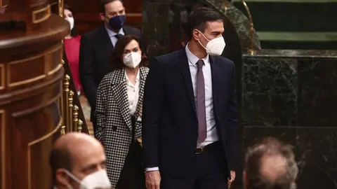 Archivo - (I-D) La portavoz parlamentaria del PSOE, Adriana Lastra; el ministro de Transportes, Jos&eacute; Luis &Aacute;balos; la vicepresidenta primera, Carmen Calvo, y el presidente del Gobierno, Pedro S&aacute;nchez, se dirigen a una sesi&oacute;n de Control al Gobierno en el Co