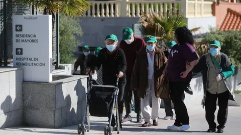 Varios ancianos de una residencia salen de excursi&oacute;n al zoo.