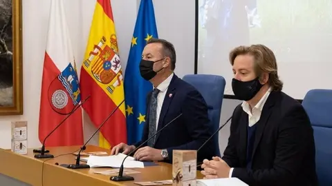 El consejero de Desarrollo Rural, Ganader&iacute;a, Pesca, Alimentaci&oacute;n y Medio Ambiente, Guillermo Blanco, presenta las nuevas ayudas a los ayuntamientos contra la avispa asi&aacute;tica, acompa&ntilde;ado del presidente de la FMC, Pablo Diestro.