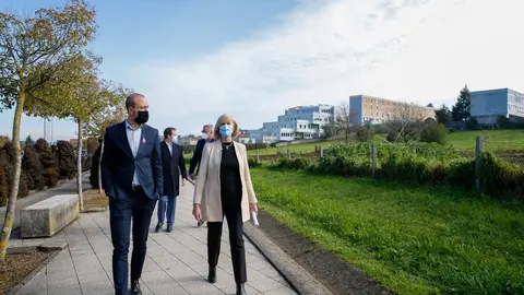 Archivo - La consejera de Educaci&oacute;n, Marina Lomb&oacute;, y el alcalde de Torrelavega, Javier L&oacute;pez Estrada, en su visita a la parcela del Conservatorio