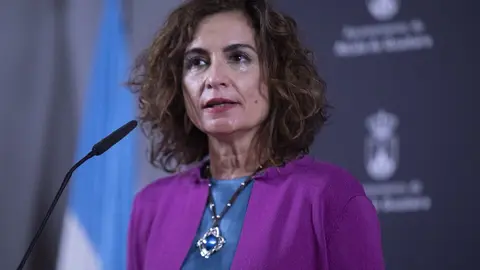 La ministra de Hacienda y portavoz del Gobierno de Espa&ntilde;a, Mar&iacute;a Jes&uacute;s Montero, este jueves en su atenci&oacute;n a medios en Alcal&aacute; de Guada&iacute;ra (Sevilla).