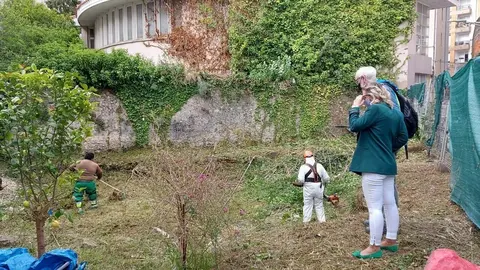 La concejala de Patrimonio de Castro Urdiales, Rosa Palacio (Cs), visita el solar donde se hallan los restos arqueol&oacute;gicos de las termas romanas de Flavi&oacute;briga