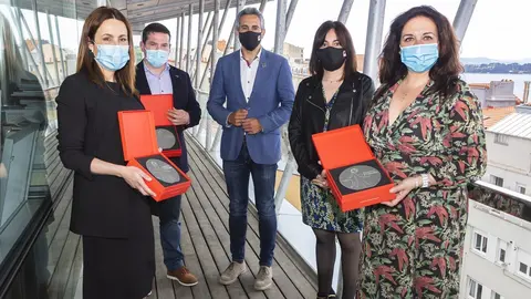 El vicepresidente y consejero de Universidades, Igualdad, Cultura y Deporte, Pablo Zuloaga, entrega lasdistinciones institucionales de Ayuntamientos solidarios a tres Consistorios de Cantabria