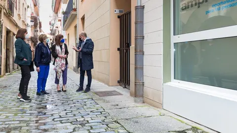 La consejera de Empleo y Servicios Sociales, Ana Bel&eacute;n &Aacute;lvarez,en su visita a las viviendas de Ampros en Laredo