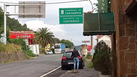 Archivo - Cartel en la frontera de Cantabria con el Pa&iacute;s Vasco.
