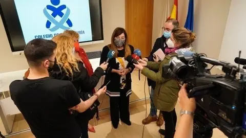 La presidenta de los 'populares', Mar&iacute;a Jos&eacute; S&aacute;enz de Buruaga, en delcaraciones a los periodistas