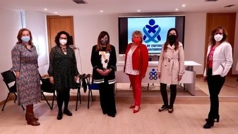 La dirigente 'popular', Mar&iacute;a Jos&eacute; S&aacute;enz de Buruaga,  se re&uacute;ne con la presidenta del Colegio Oficial de Enfermeria de Cantabria, Mariluz Fern&aacute;ndez.