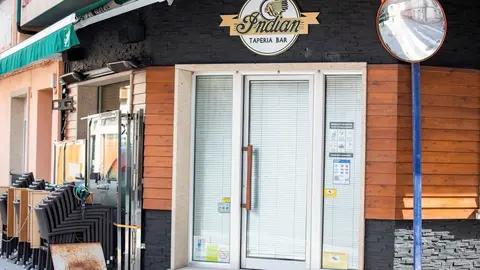 Un bar cerrado en O Grove, el d&iacute;a en que entr&oacute; en vigor el cierre perimetral del municipio el pasado mes de abril