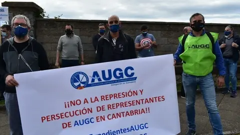 La Asociaci&oacute;n Unificada de Guardias Civiles (AUGC) se concentra frente a la Comandancia de la Guardia Civil en Santander en protesta por los expedientes a sus representantes.
