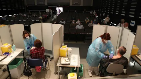 Dos personas reciben la primera dosis de vacuna Pfizer contra el Covid-19, a 27 de abril de 2021, en el Hospital de Getafe, Madrid, (Espa&ntilde;a). Este dispositivo, puesto en marcha, junto al de otros de hospitales en la periferia madrile&ntilde;a, se une a otros 22 