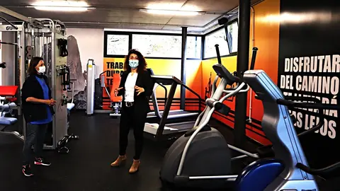 La alcaldesa de Comillas, Mar&iacute;a Teresa Noceda, y la concejala de Deporte, Vanesa S&aacute;nchez, visitan la finalizaci&oacute;n de las obras de mejora del gimnasio municipal