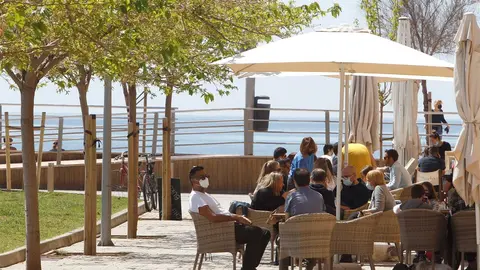 Varias personas en la terraza de un bar, a 11 de abril de 2021, en Mallorca, Islas Baleares (Espa&ntilde;a). Este domingo ha comenzado la pr&oacute;rroga del cierre del interior de bares y restaurantes en Mallorca. La medida se ha prorrogado justo cuando terminan las r