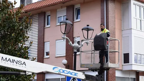 Trabajos de renovaci&oacute;n del alumbrado p&uacute;blico en Renedo.- Archivo