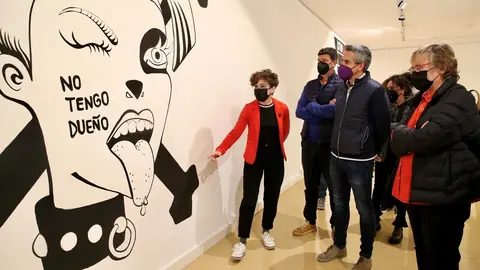 El vicepresidente y consejero de Universidades, Igualdad, Cultura y Deporte, Pablo Zuloaga, inaugura en la Casa de Cultura de Torrelavega la exposici&oacute;n 'Irreverente; lo pol&iacute;tico en el c&oacute;mic y en el espacio p&uacute;blico'.