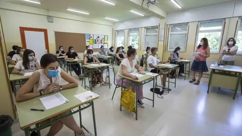 Archivo - EBAU en el IES R&iacute;a del Carmen
