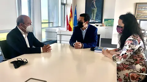 El consejero con el alcalde y la concejala