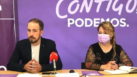 El coordinador de Podemos Cantabria, Luis del Pi&ntilde;al, y la secretaria de Organizaci&oacute;n, Mercedes Gonz&aacute;lez, en la rueda de prensa de presentaci&oacute;n del Foro.