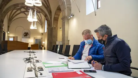 El vicepresidente y consejero de Universidades, Igualdad, Cultura y Deporte, Pablo Zuloaga, se re&uacute;ne con el presidente de la Mancomunidad de Li&eacute;bana y Pe&ntilde;arrubia, Julio Cires, en el Centro de Estudios Lebaniegos de Potes.