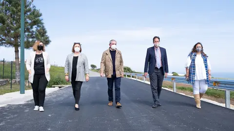 El consejero de Obras P&uacute;blicas, Ordenaci&oacute;n del Territorio y Urbanismo, Jos&eacute; Luis Gochicoa, visita las obras que se han acometido en el acceso a la playa del Sable.