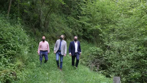 El consejero de Desarrollo Rural, Ganader&iacute;a, Pesca, Alimentaci&oacute;n y Medio Ambiente, Guillermo Blanco, visita la mejora del acceso a la ermita rupestre de Cambarco