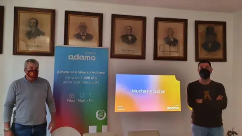 El responsable de Adamo en Cantabria, David Llano, presenta el plan de desarrollo al alcalde de Liendo, Francisco Javier Villanueva.