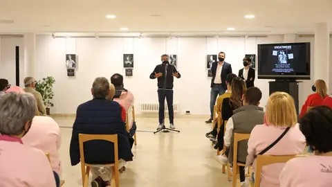 El vicepresidente de Cantabria, Pablo Zuloaga, en la inauguraci&oacute;n de la exposici&oacute;n fotogr&aacute;fica 'Cicatrices'