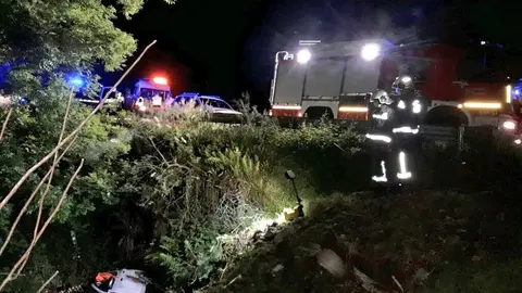 Veh&iacute;culo ca&iacute;do en el riachuelo