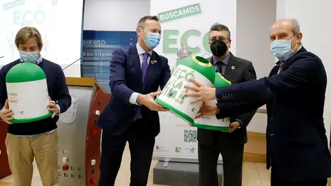 Archivo - El consejero de Desarrollo Rural, Ganader&iacute;a, Pesca, Alimentaci&oacute;n y Medio Ambiente, Guillermo Blanco (segundo por la izquierda) presenta  la campa&ntilde;a de Ecovidrio &ldquo;Ec&oacute;latras con esp&iacute;ritu c&aacute;ntabro&rdquo;