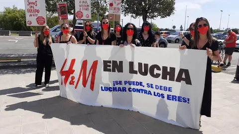 La plantilla de H&M en Cantabria secunda la tercera jornada de huelga contra el ERE y las reducciones de jornada planteadas por la empresa