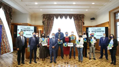 El presidente de Cantabria, Miguel &Aacute;ngel Revilla, y la alcaldesa de Santander, Gema Igual, en la entrega de reconocimientos del I Congreso Internacional sobre Acoso y Ciberacoso Programa TEI