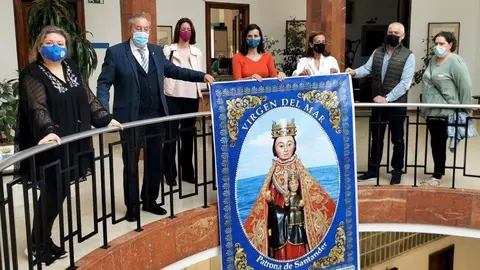 La alcaldesa de Santander, Gema Igual, con integrantes de la Hermandad de la Virgen del Mar