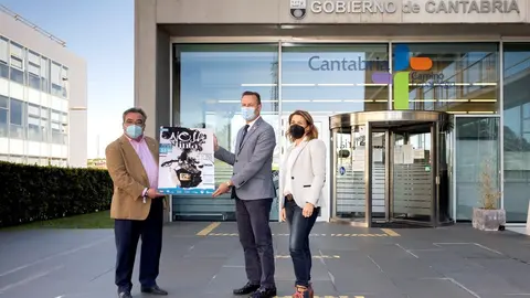 El consejero de Desarrollo Rural, Ganader&iacute;a, Pesca, Alimentaci&oacute;n y Medio Ambiente, Guillermo Blanco, recibe al alcalde de Noja, Miguel &Aacute;ngel Ruiz, con motivo de la feria agroalimentaria 'Noja en su tinta'