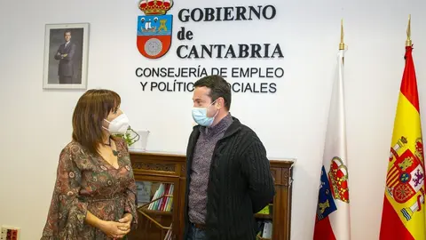 La consejera de Empleo y Pol&iacute;ticas Sociales, Ana Bel&eacute;n &Aacute;lvarez, se re&uacute;ne con el alcalde de Ramales de la Victoria, C&eacute;sar Garc&iacute;a