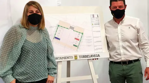 Los concejales de Dinamizaci&oacute;n, Jesus S&aacute;nchez, y Turismo, Cristina Garc&iacute;a Vi&ntilde;as, en la presenetaci&oacute;n del proyecto de autocaravanas