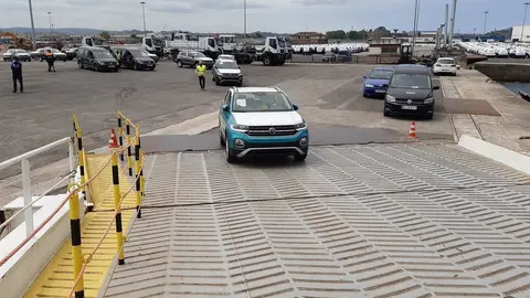 El Puerto de Santander acoge el embarque del coche nueve millones fabricado en Volkswagen Navarra