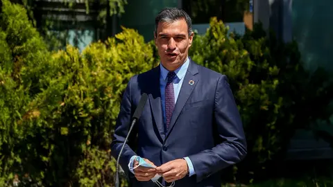 El secretario general del PSOE y presidente del Gobierno, Pedro S&aacute;nchez, ofrece declaraciones a los medios de comunicaci&oacute;n tras ejercer su derecho a voto en el Centro Cultural Volturno, a 4 de mayo de 2021, en Pozuelo de Alarc&oacute;n, Madrid (Espa&ntilde;a)