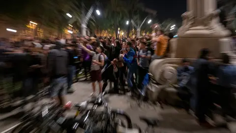 Varios j&oacute;venes reunidos y en ambiente festivo, en una calle de Barcelona, durante la primera noche sin el estado de alarma, a 9 de mayo de 2021, en Barcelona.