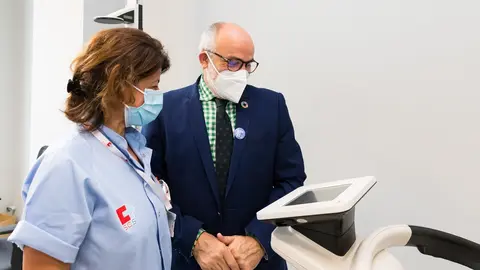 El consejero, Miguel Rodr&iacute;guez, en el Pabell&oacute;n 20 del hospital Valdecilla