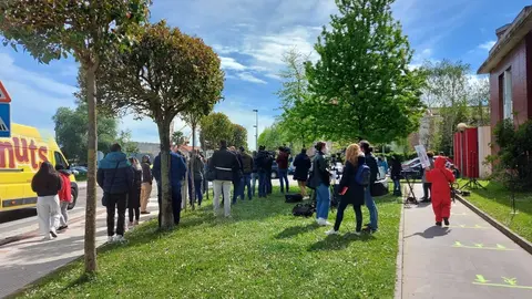 Protesta de hosteleros junto al centro de salud donde se vacun&oacute; Miguel &Aacute;ngel Revilla contra el Covid