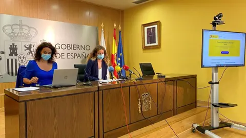 La delegada del Gobierno en Cantabria, Ainoa Qui&ntilde;ones (derecha) y la directora provincial de la Tesorer&iacute;a de la SS.SS, Eva Su&aacute;rez, presentan 'Import@ss', el nuevo portal de la Seguridad Social