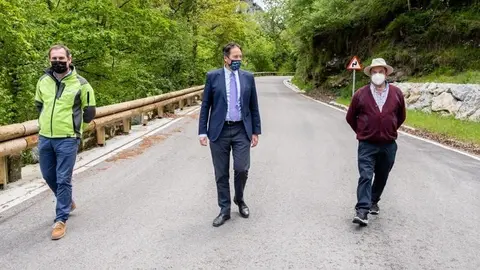 El consejero de Obras P&uacute;blicas, Ordenaci&oacute;n del Territorio y Urbanismo, Jos&eacute; Luis Gochicoa, inaugura la primera fase de la renovaci&oacute;n del Puerto de Lunada. 11-05-2021 &copy; Eduardo Rodr&iacute;guez
