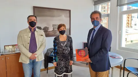 Gabriel Penedo Diego y Andrea Juan, directores de SM Pro Art Circle, y Francisco Mart&iacute;n, presidente de la Autoridad Portuaria de Santander