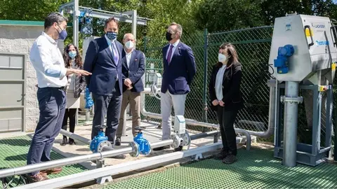 Los consejeros, durante su visita a la depuradora de Hoz de Anero | Foto: Gobierno de Cantabria