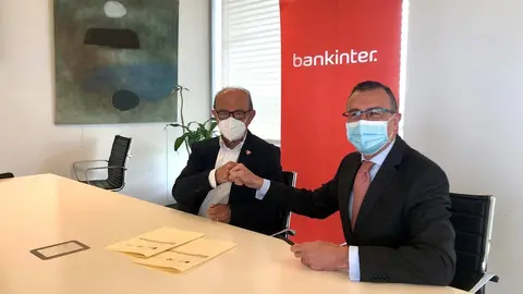 Elconsejero de Industria,, Javier L&oacute;pez Marcano y el director territorial en la Organizaci&oacute;n Norte y subdirector general de Bankinter, Juan Manuel Astigarraga