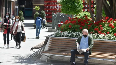 Transe&uacute;ntes por la calle